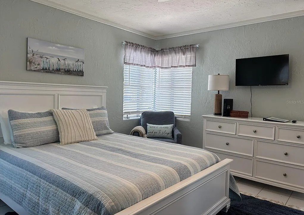 Pelican Gardens Unit 8 bedroom and sitting area